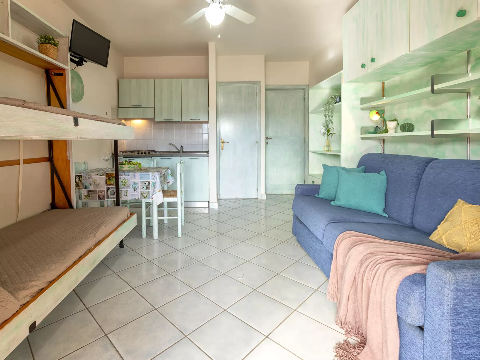 C11 - F4, Baia de Bahas-Inside