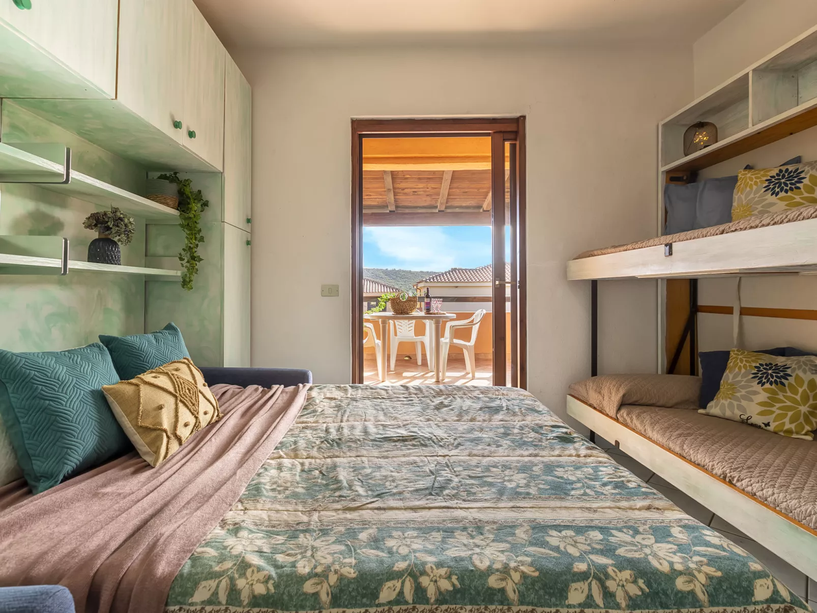 C11 - F4, Baia de Bahas-Inside