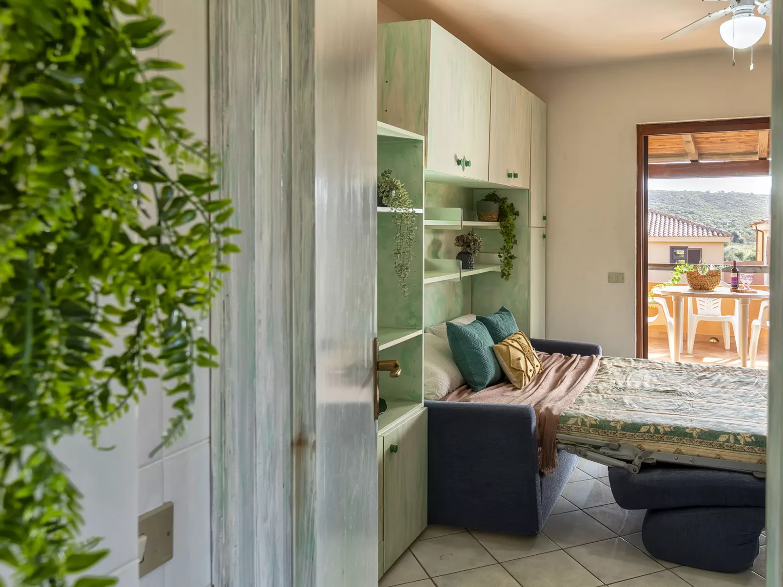 C11 - F4, Baia de Bahas-Inside