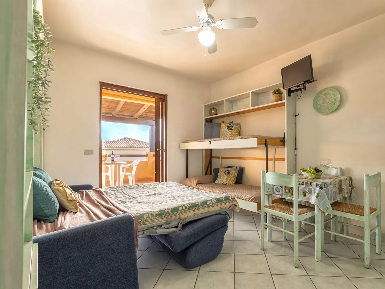 C11 - F4, Baia de Bahas-Inside