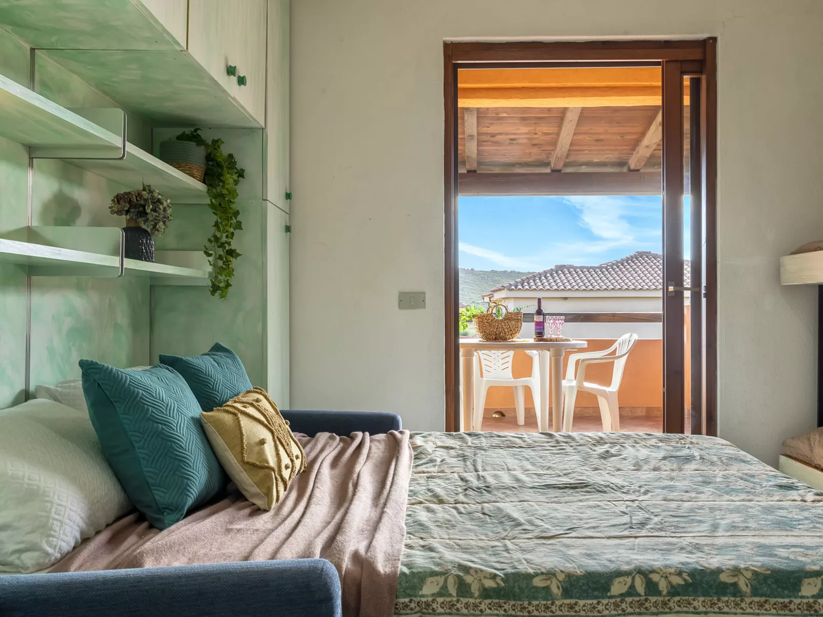 C11 - F4, Baia de Bahas-Inside