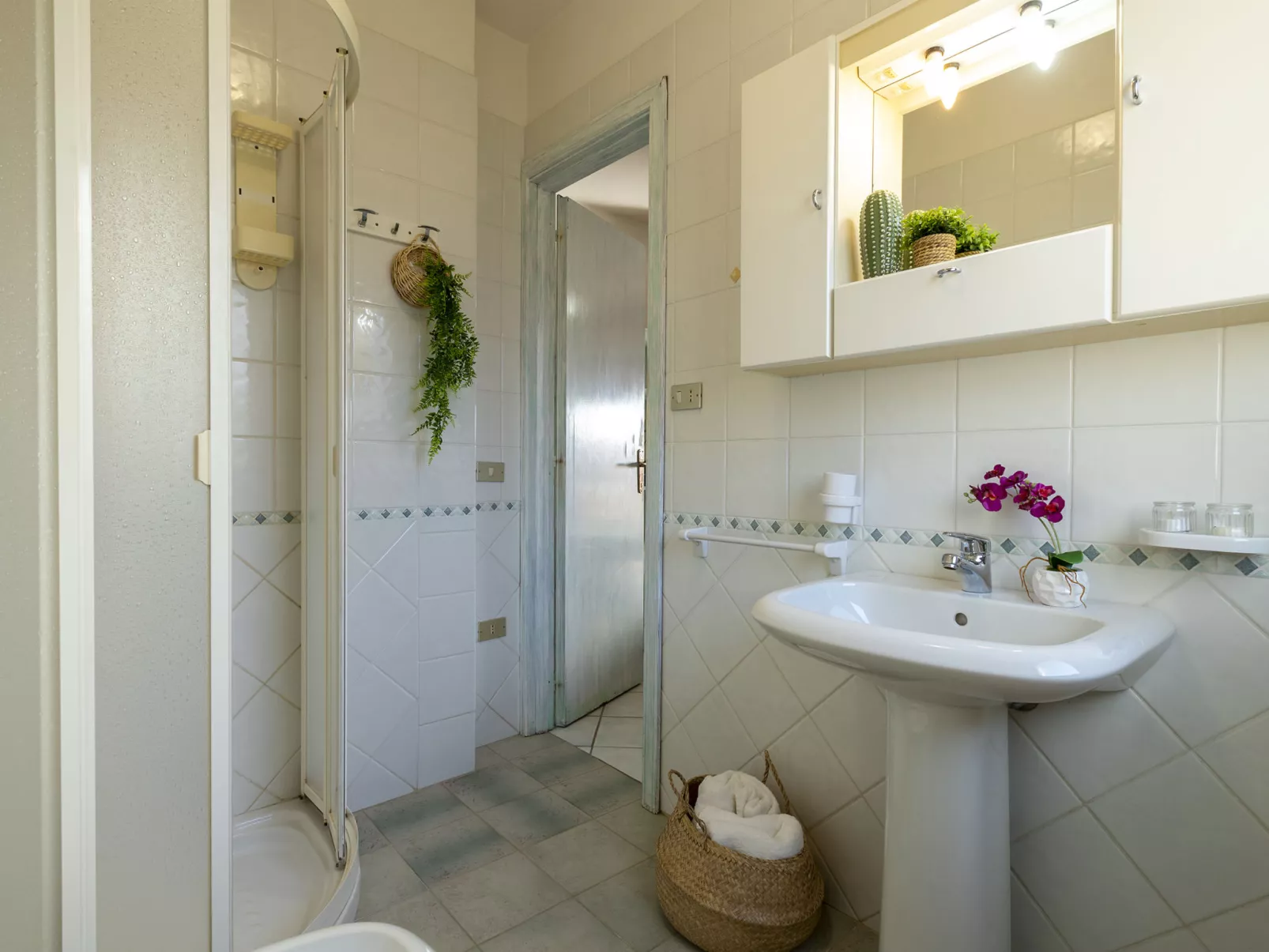 C11 - F4, Baia de Bahas-Inside
