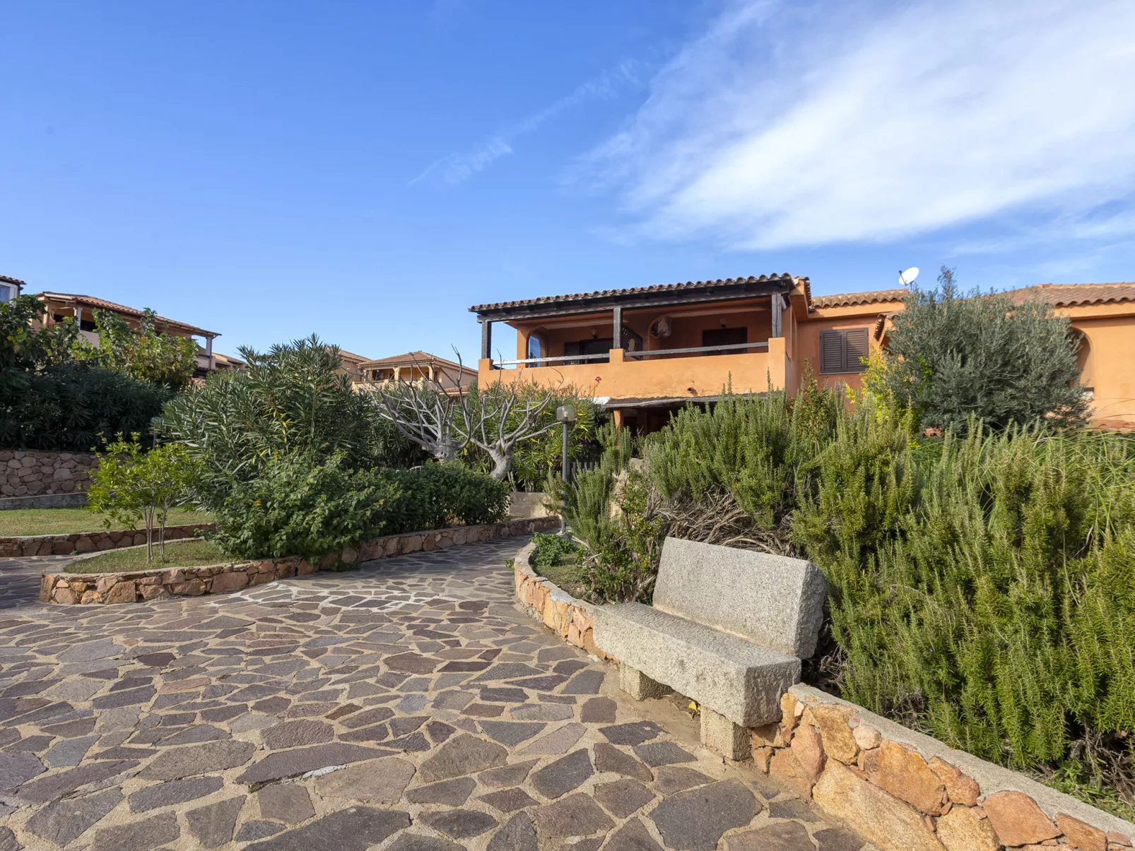 C11 - F4, Baia de Bahas-Outside