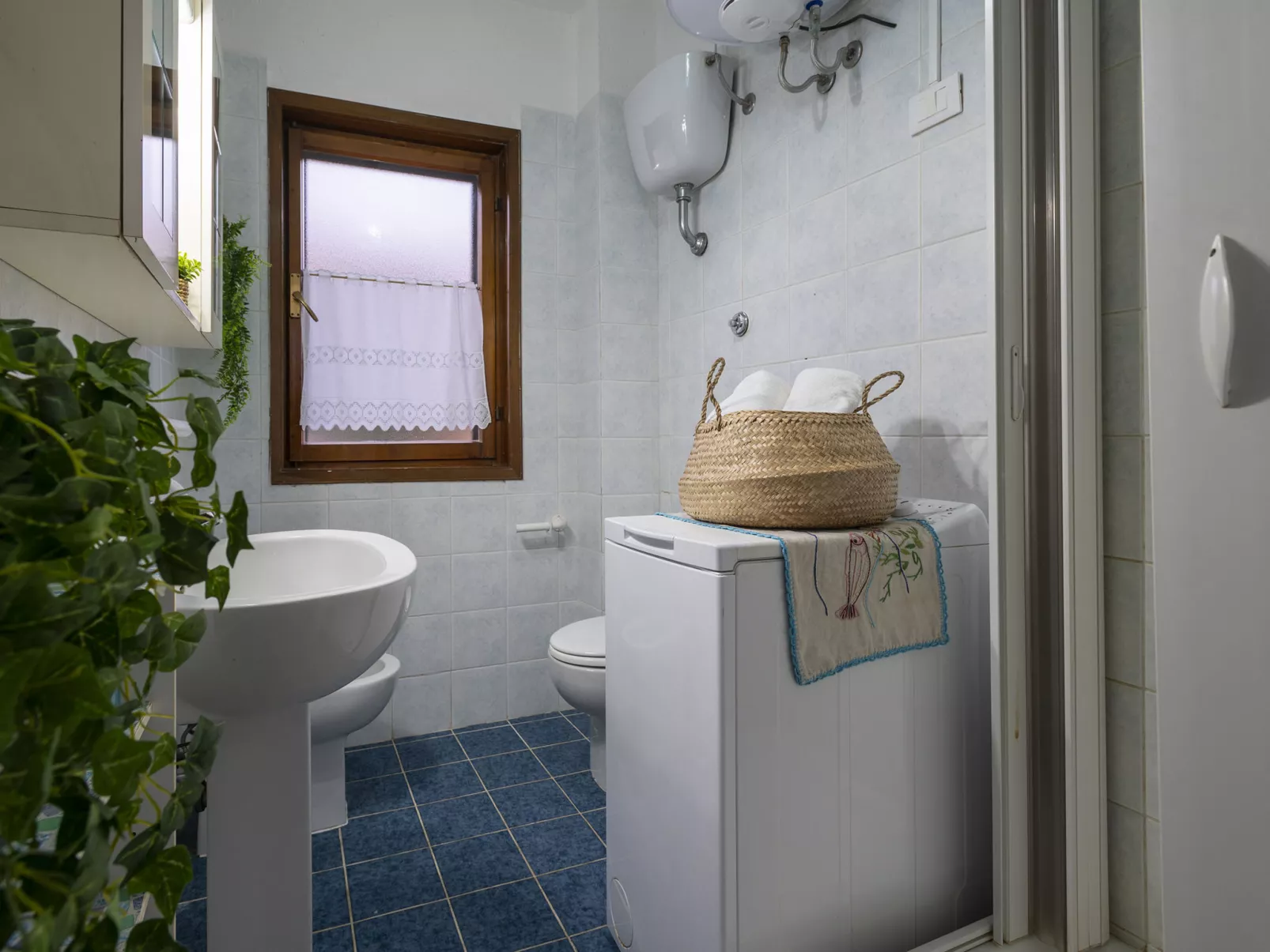 A2 - D2, Baia de Bahas-Inside