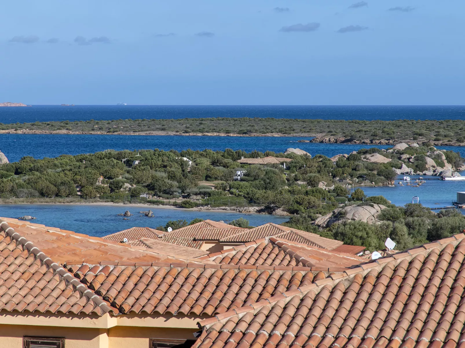 CSC - 14, Baia de Bahas-Outside