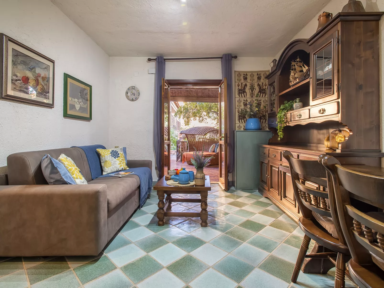 C11 - A1, Baia de Bahas-Inside