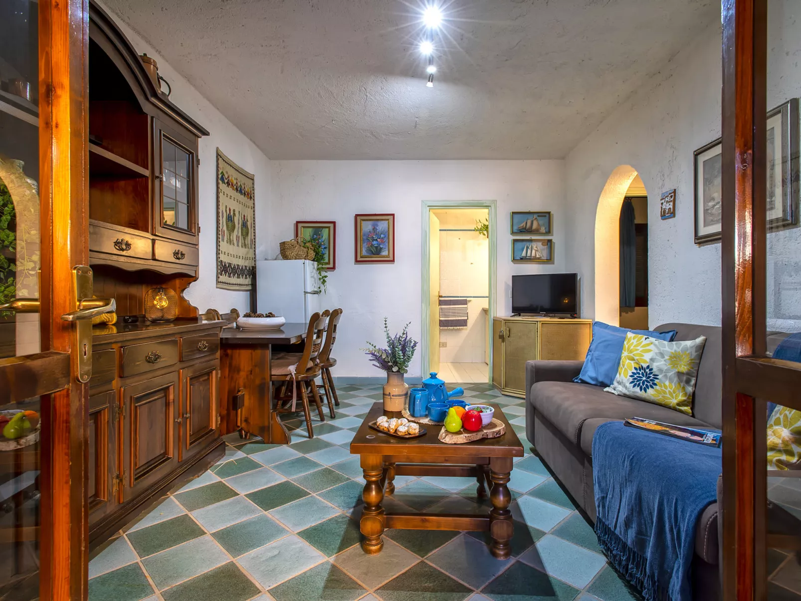 C11 - A1, Baia de Bahas-Inside