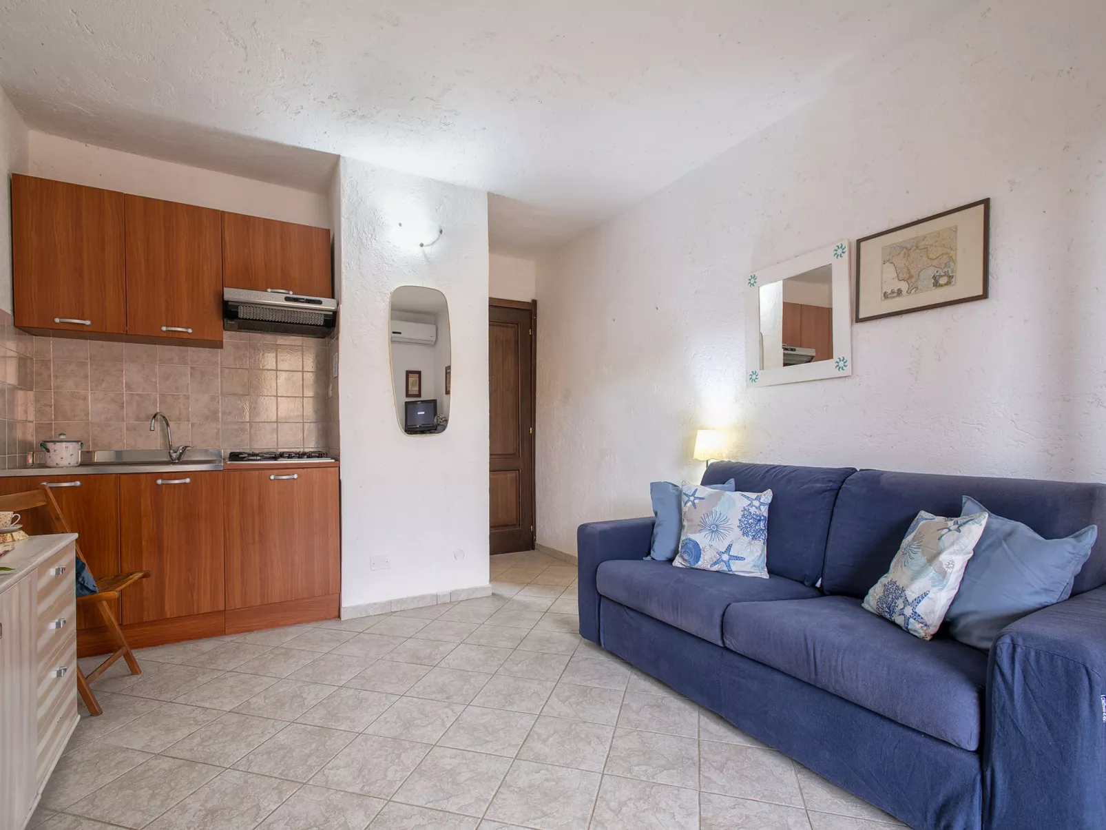 D4 - D4, Baia de Bahas-Inside