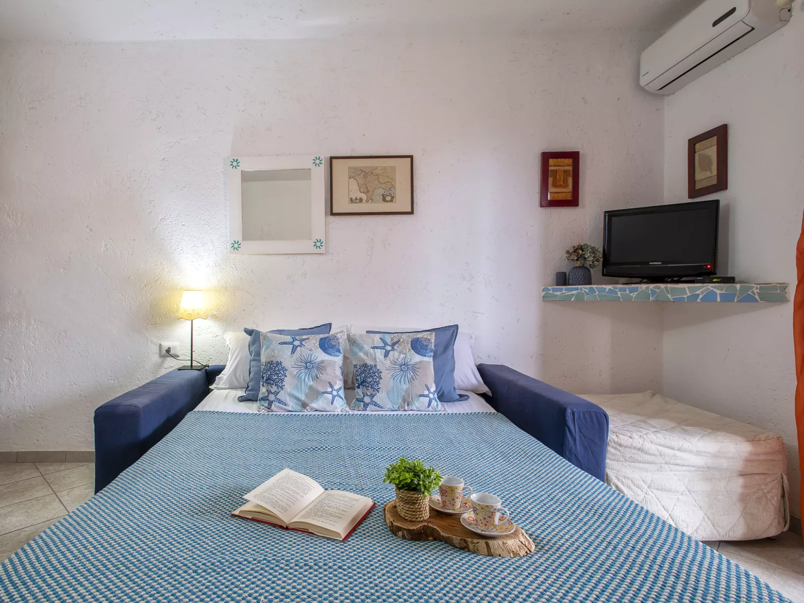 D4 - D4, Baia de Bahas-Inside