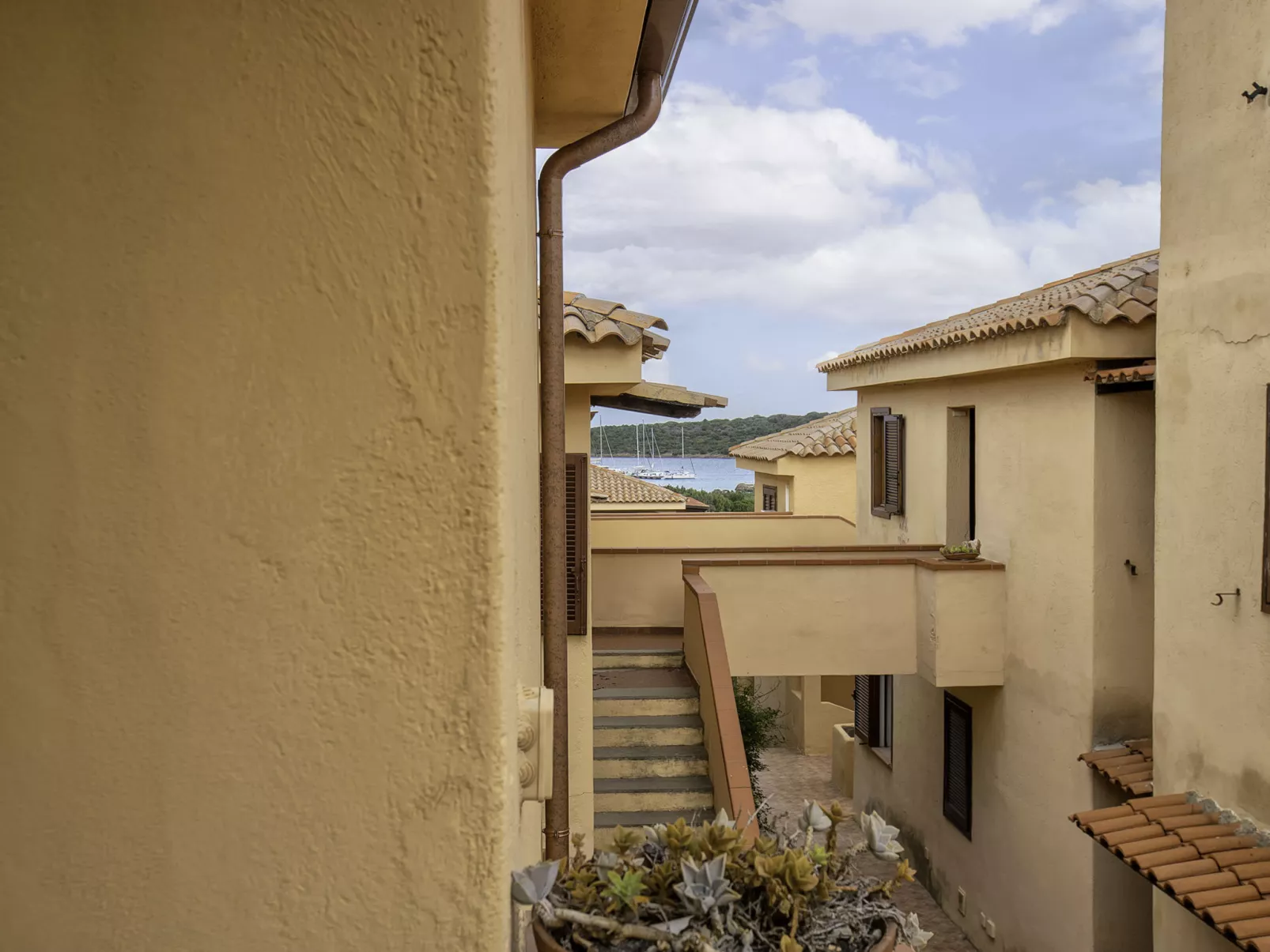 D4 - B3, Baia de Bahas-Outside