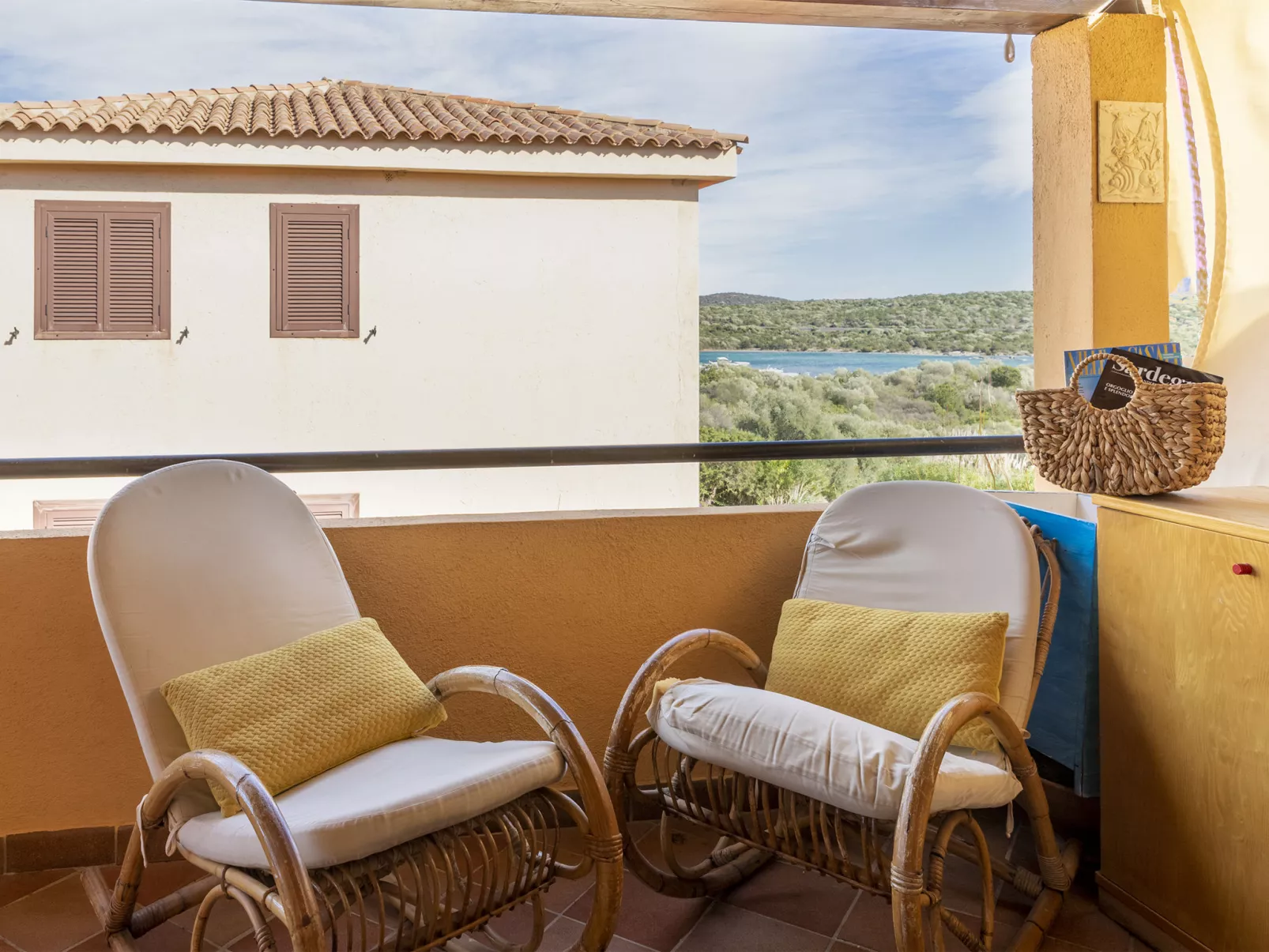B4 - A2, Baia de Bahas-Outside