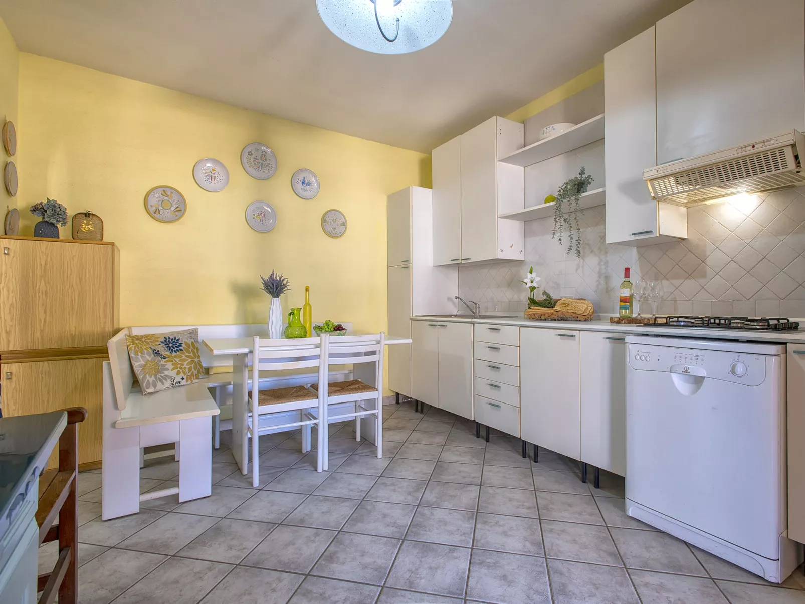B4 - A2, Baia de Bahas-Inside