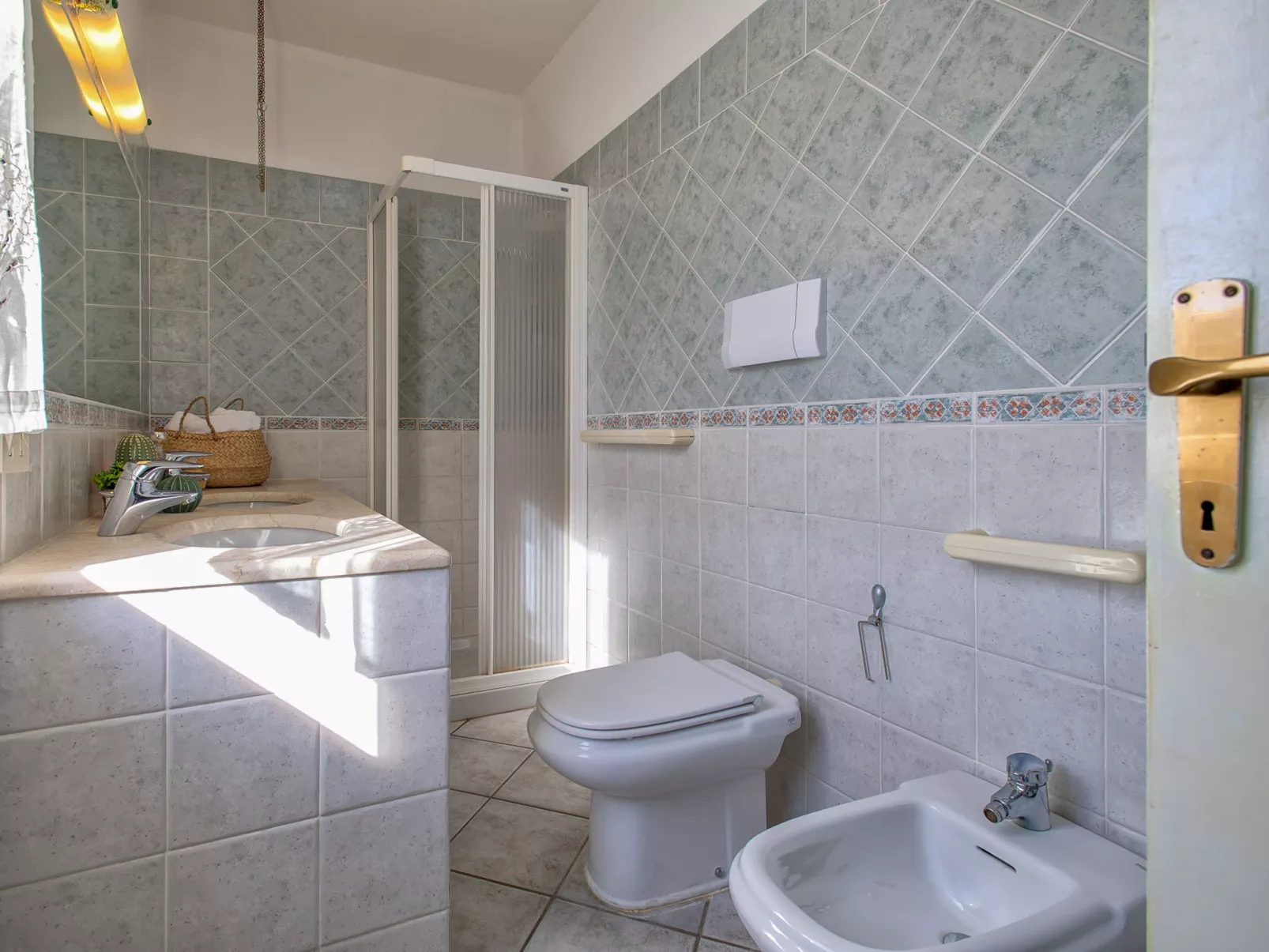 B4 - A2, Baia de Bahas-Inside