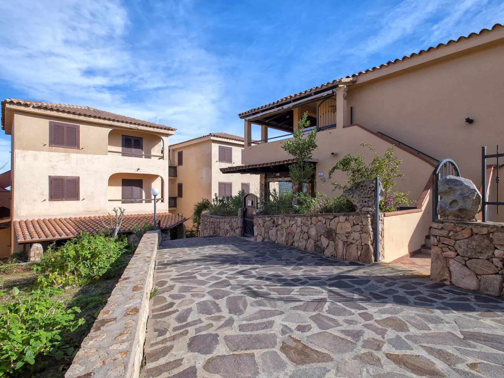 B4 - A2, Baia de Bahas-Outside