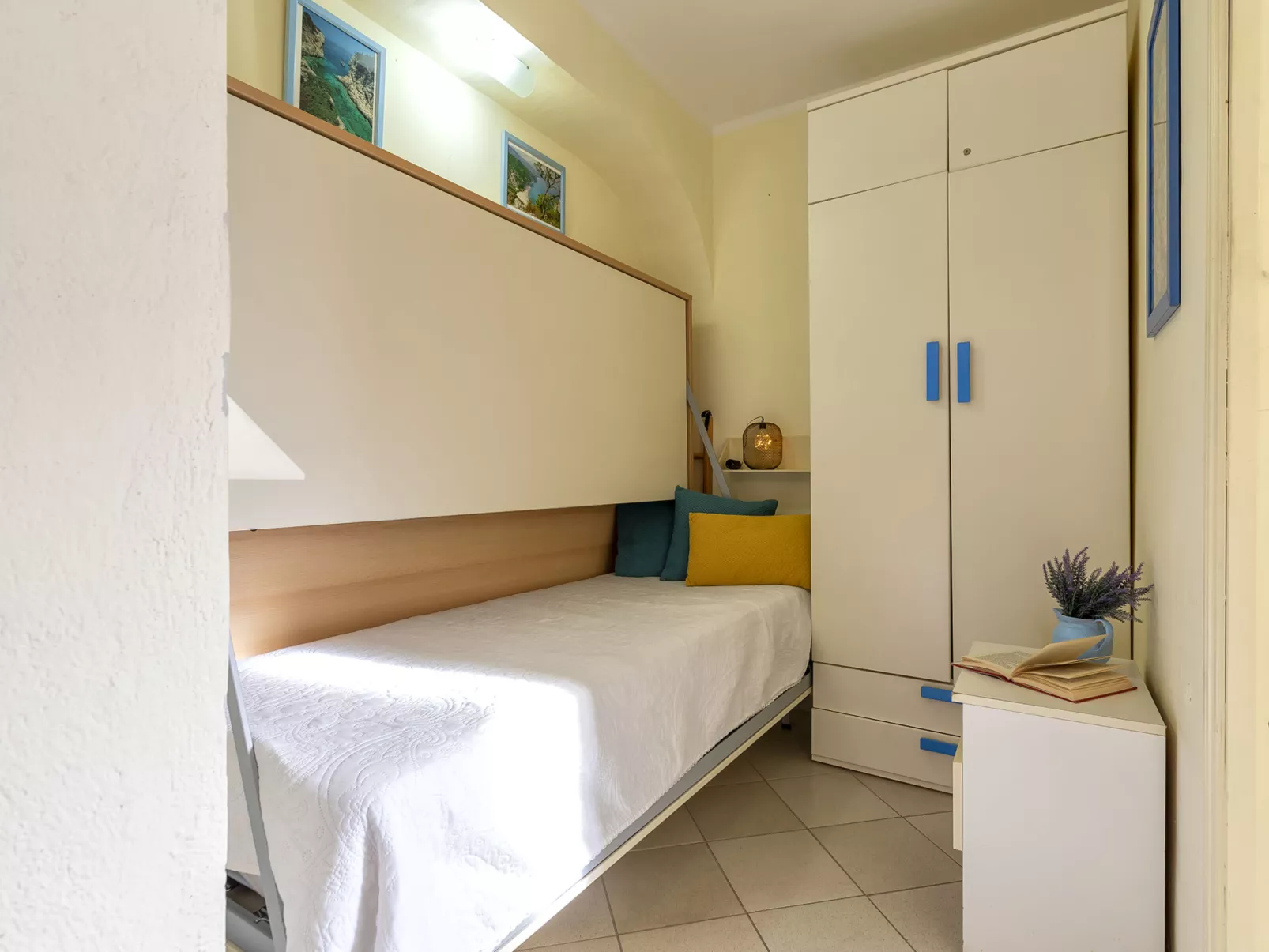 B4 - G3, Baia de Bahas-Inside