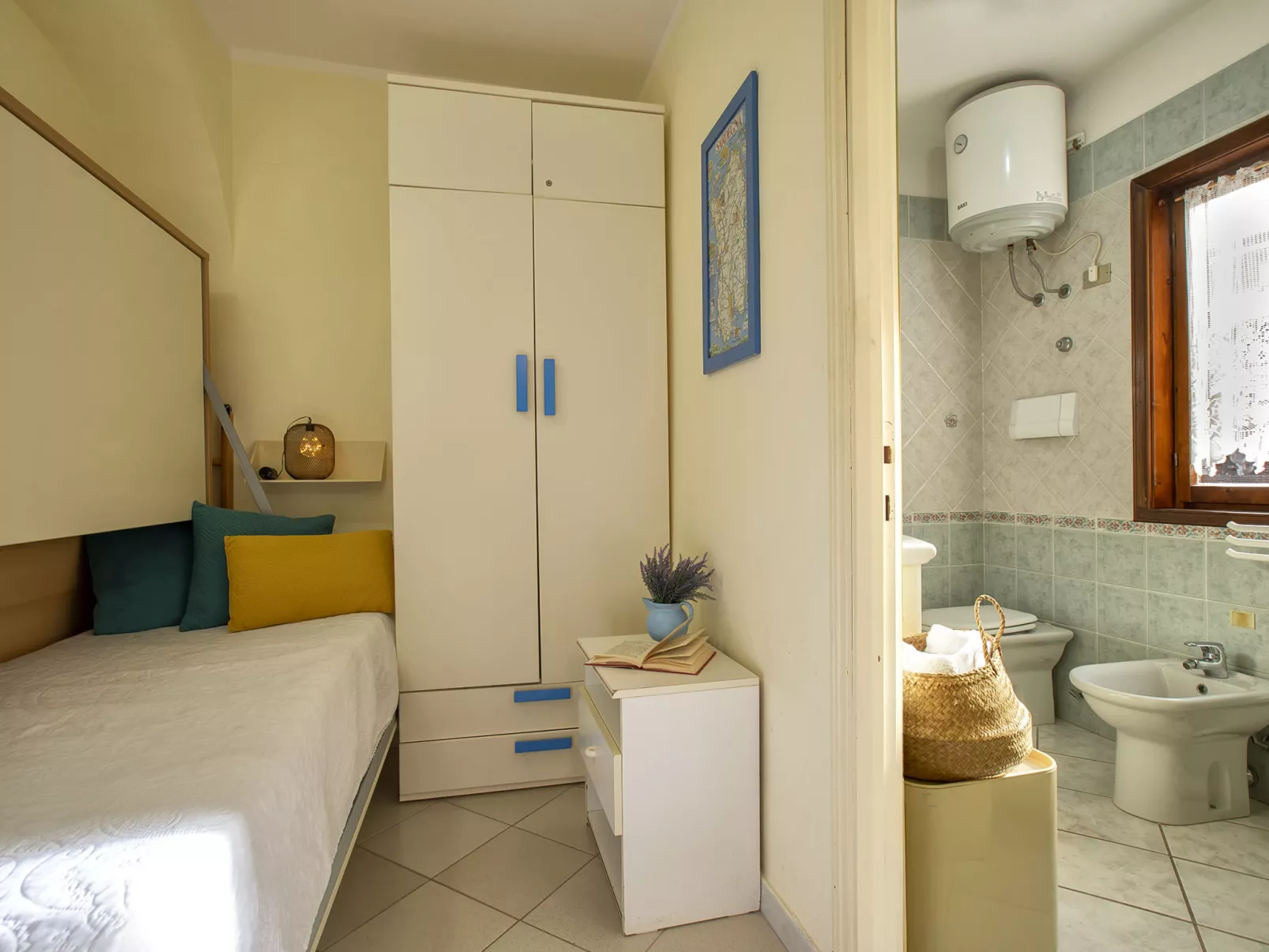 B4 - G3, Baia de Bahas-Inside