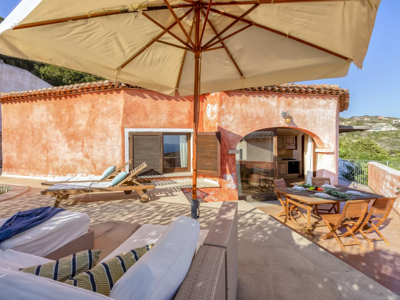 Cala Volpe-Outside
