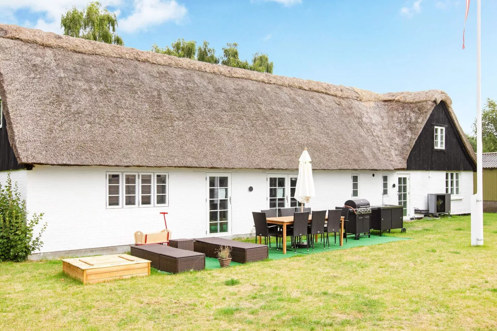 Idyllic Thatched Cottage Retreat-By Traum-Outdoor
