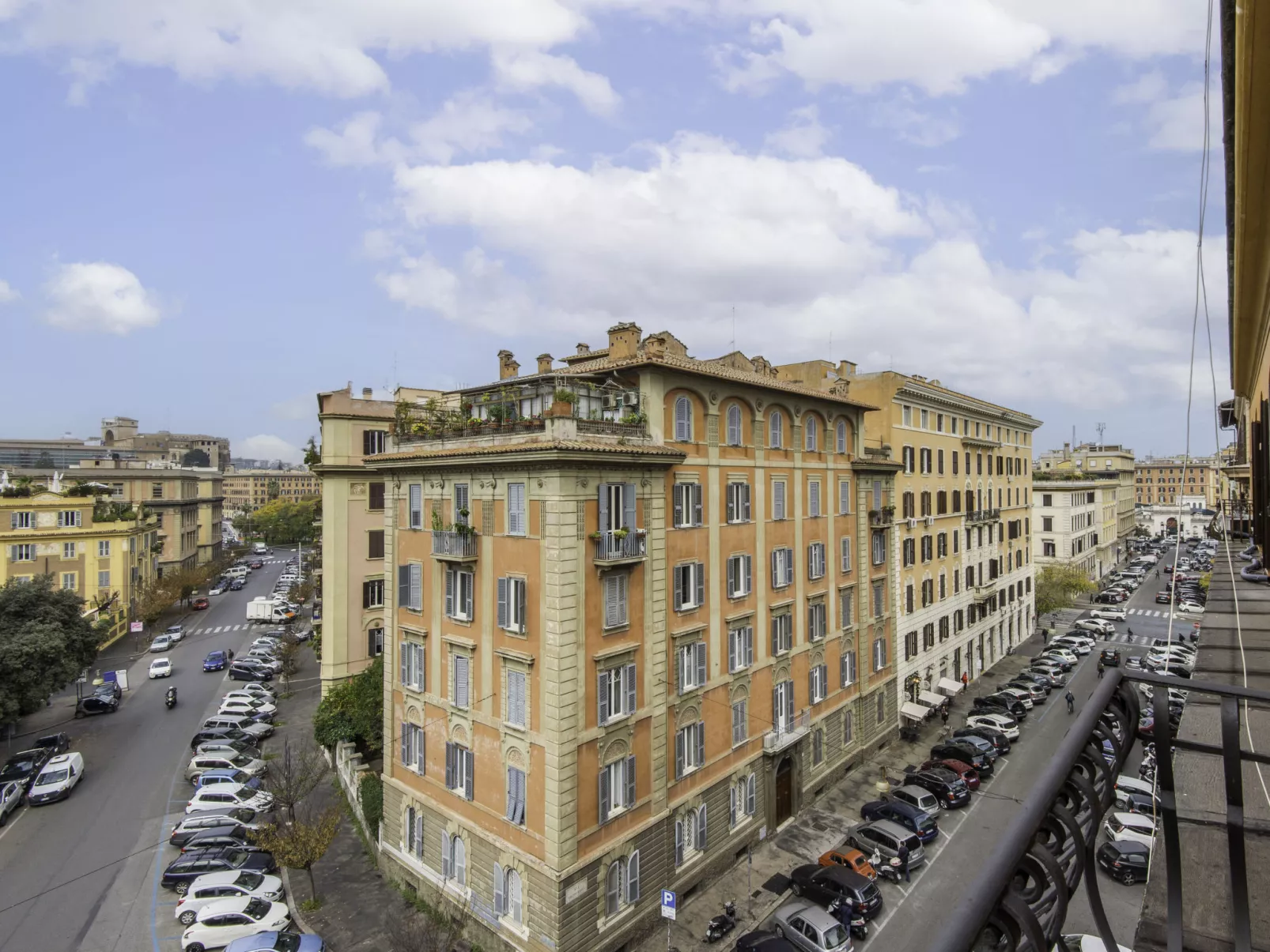 Le Colonne-Outside