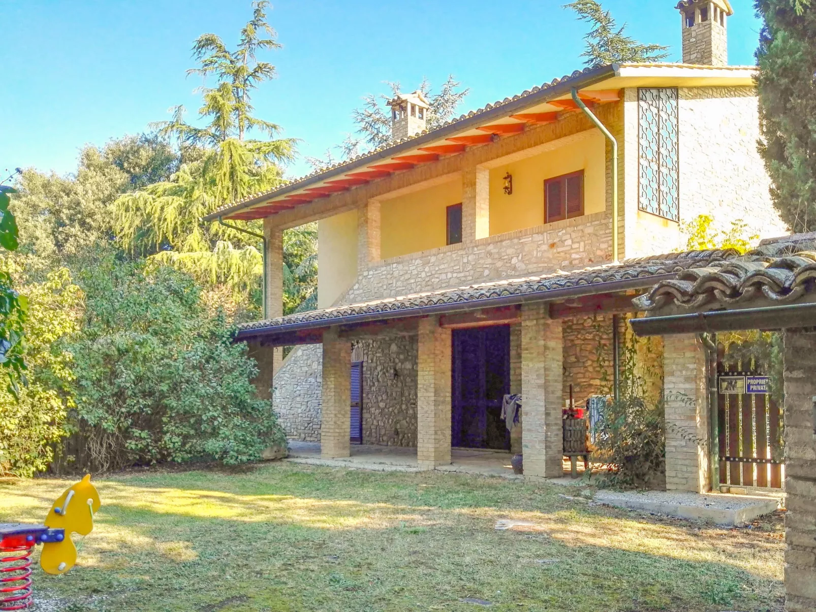 La Mora-Outside