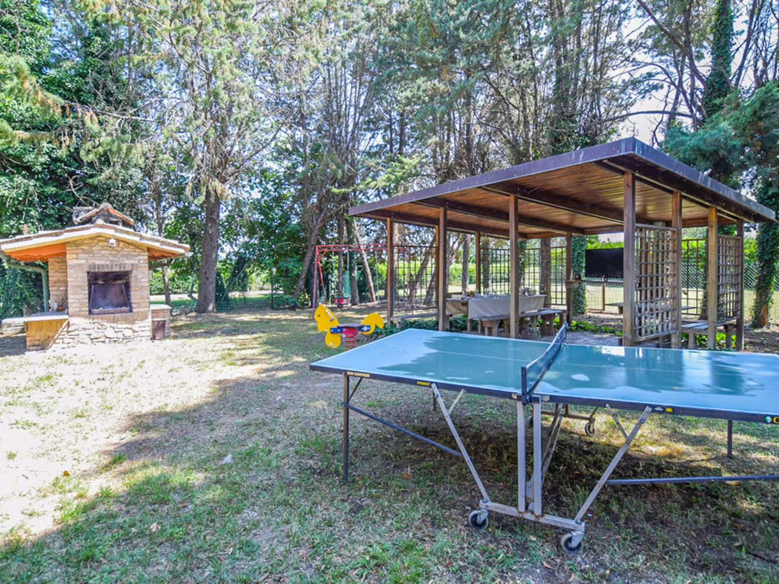 La Mora-Outside