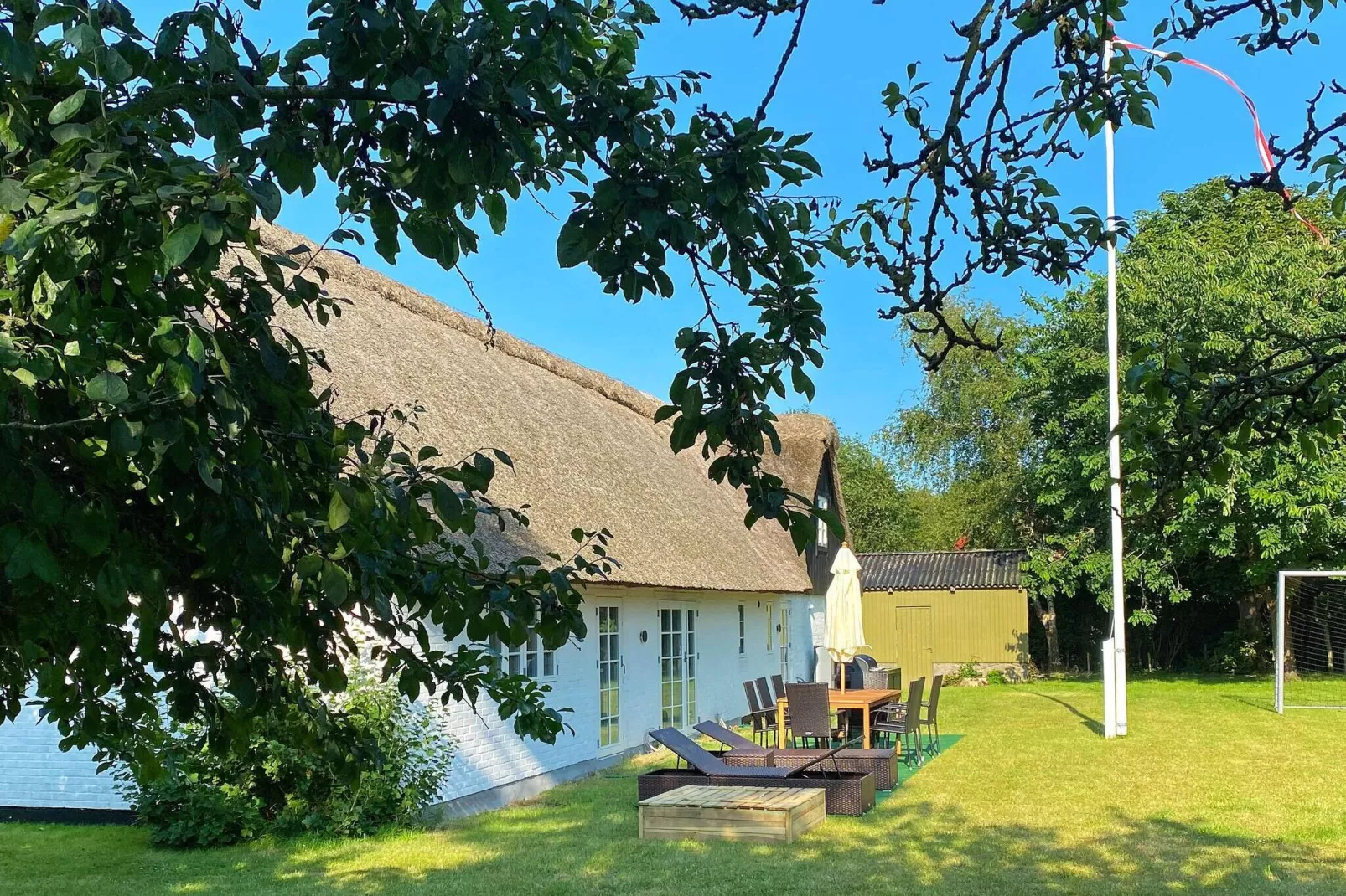 Idyllic Thatched Cottage Retreat-By Traum-Outdoor