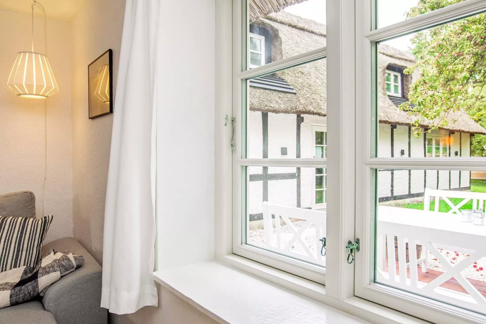 Idyllic Thatched Cottage Retreat-By Traum-Indoor
