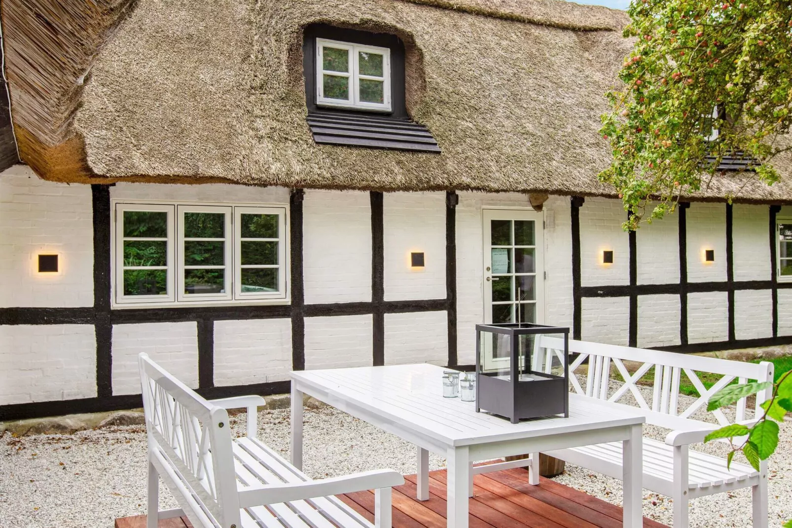 Idyllic Thatched Cottage Retreat-By Traum-View