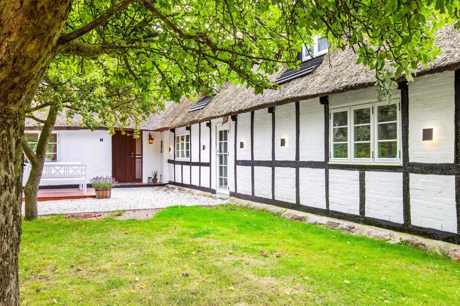 Idyllic Thatched Cottage Retreat-By Traum-View