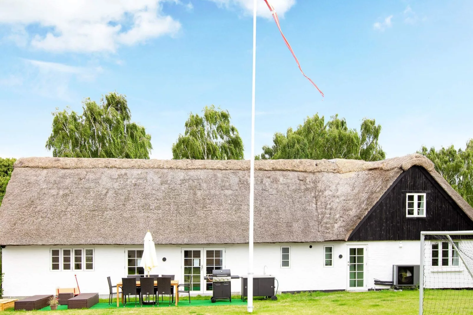 Idyllic Thatched Cottage Retreat-By Traum-View