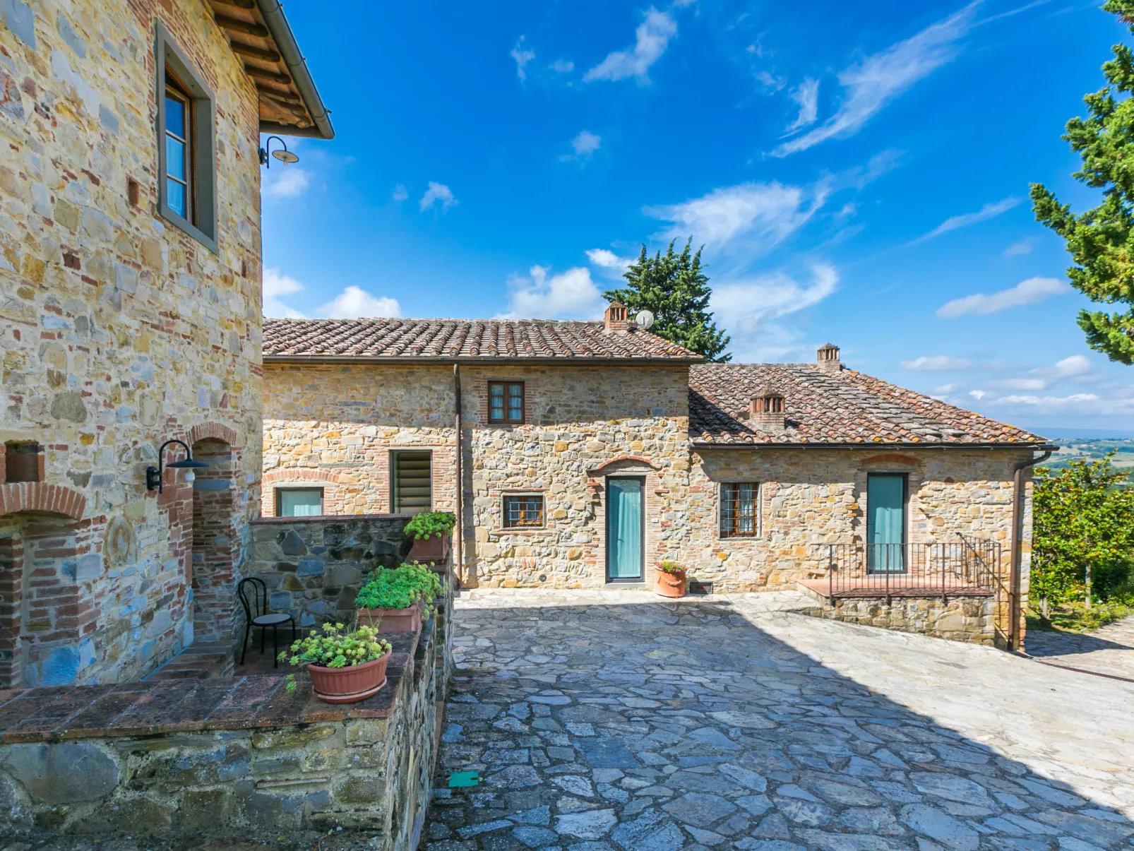 Petrarca-Outside