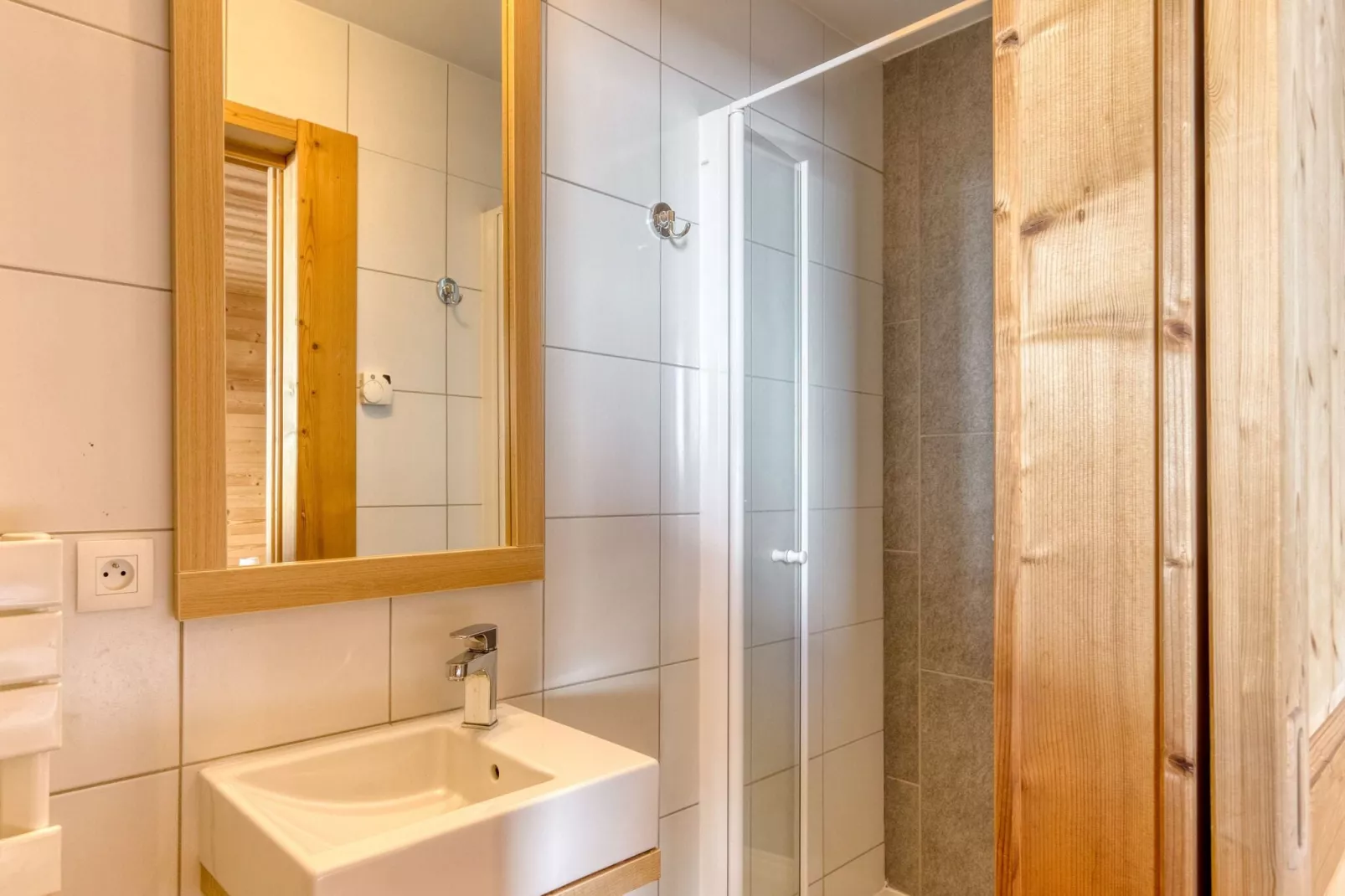 Les Portes du Grand Massif 2-Badezimmer