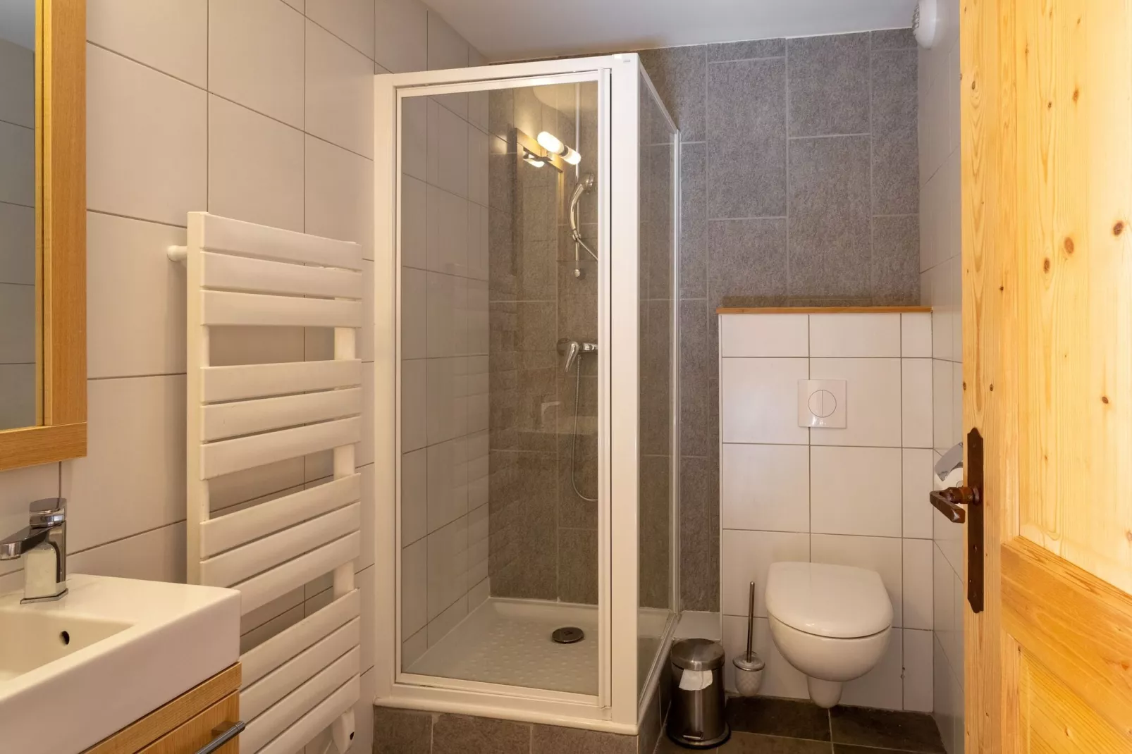 Les Portes du Grand Massif 1-Badezimmer
