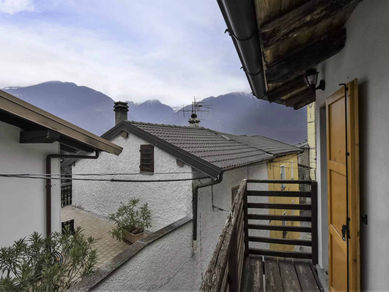 Dubino Home-Outside