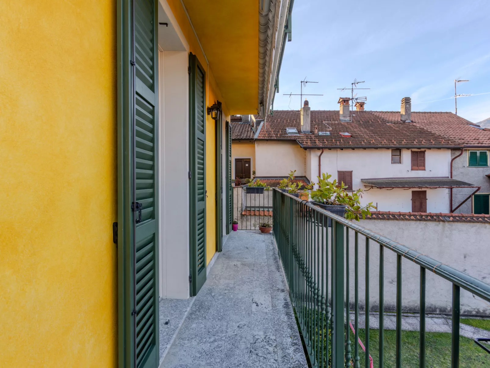 Di Lalla-Outside