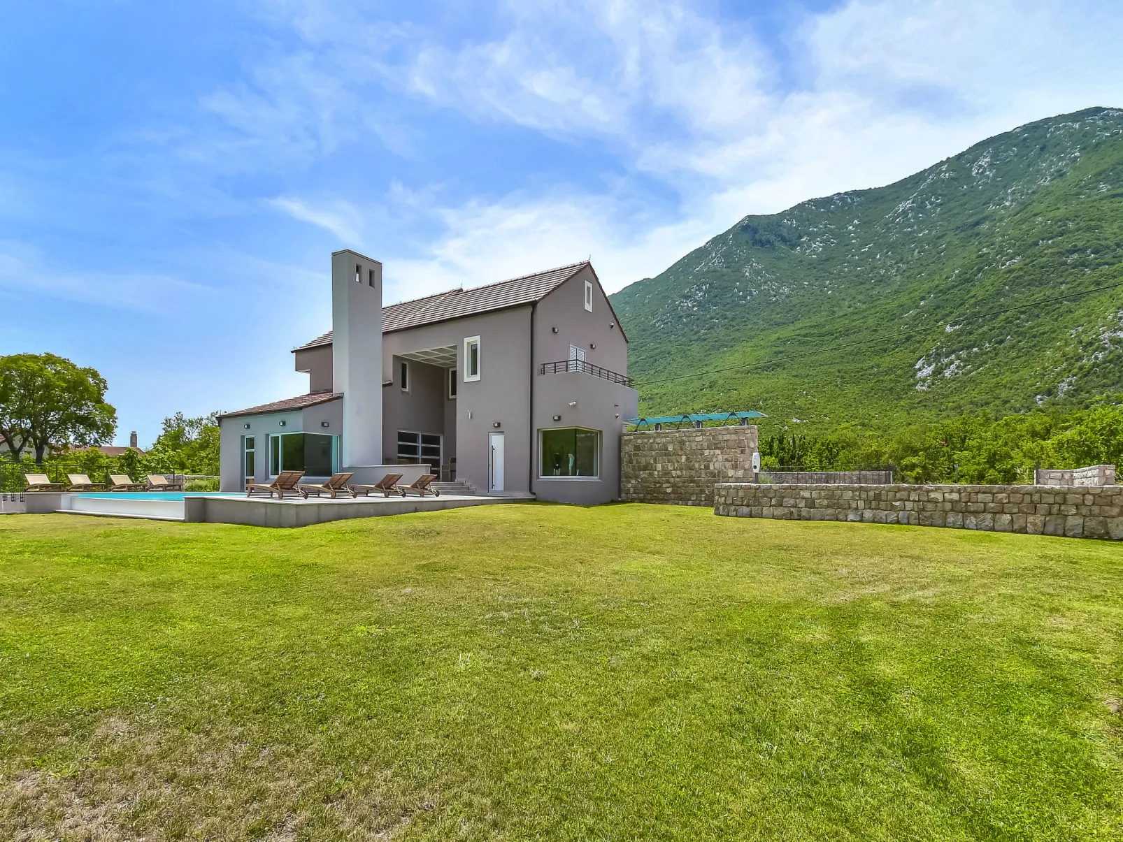 Villa Jure-Outside