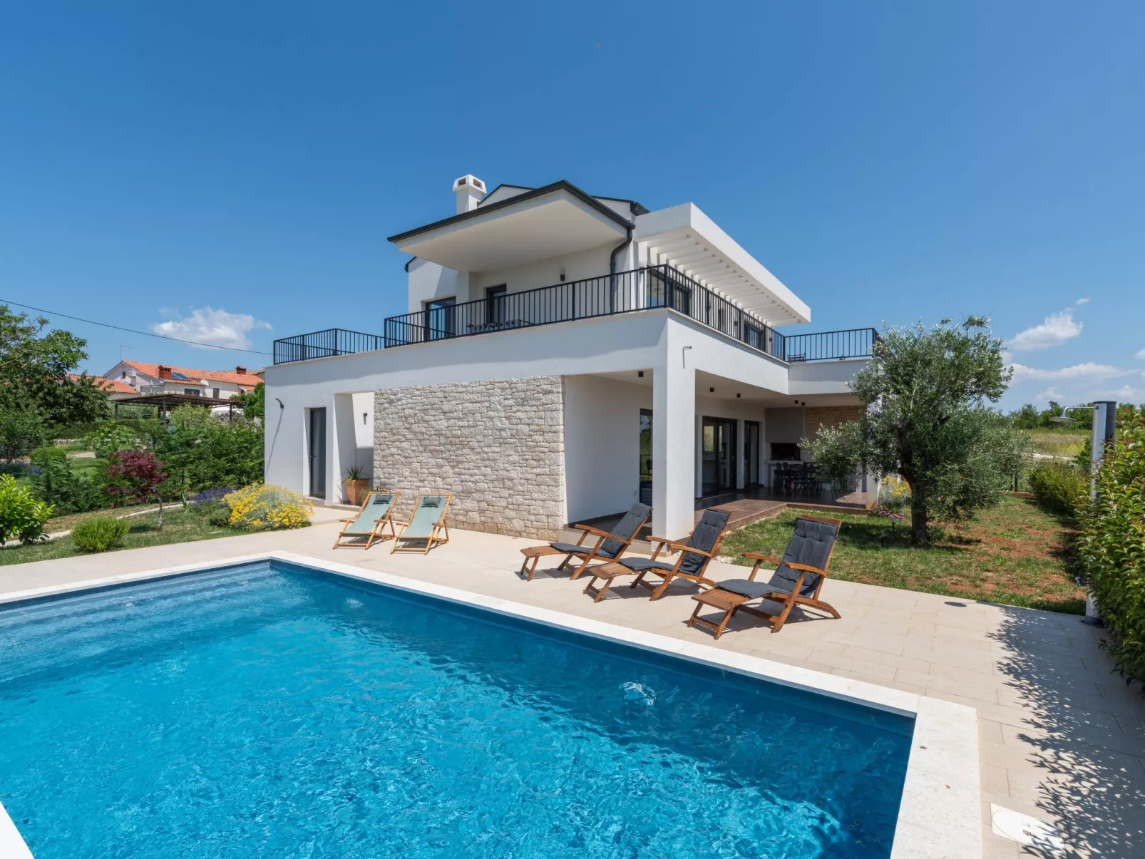 Villa Tola-Outside