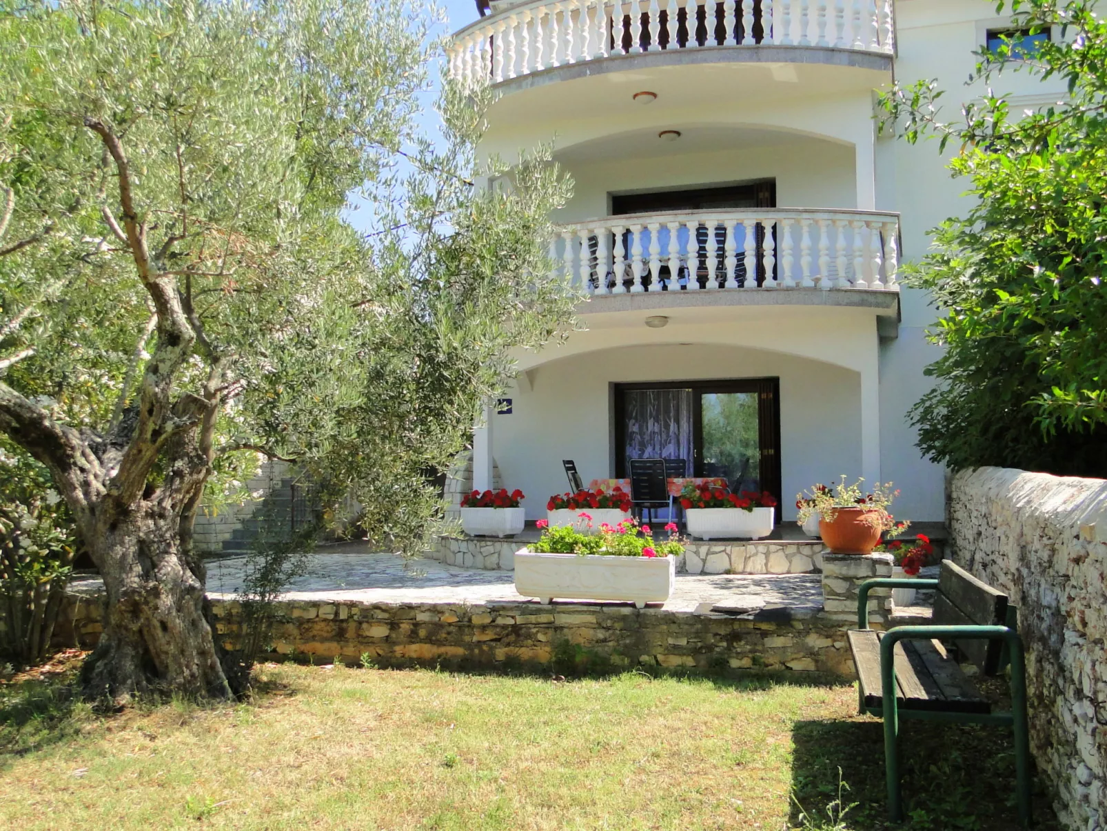 Villa Maran-Outside
