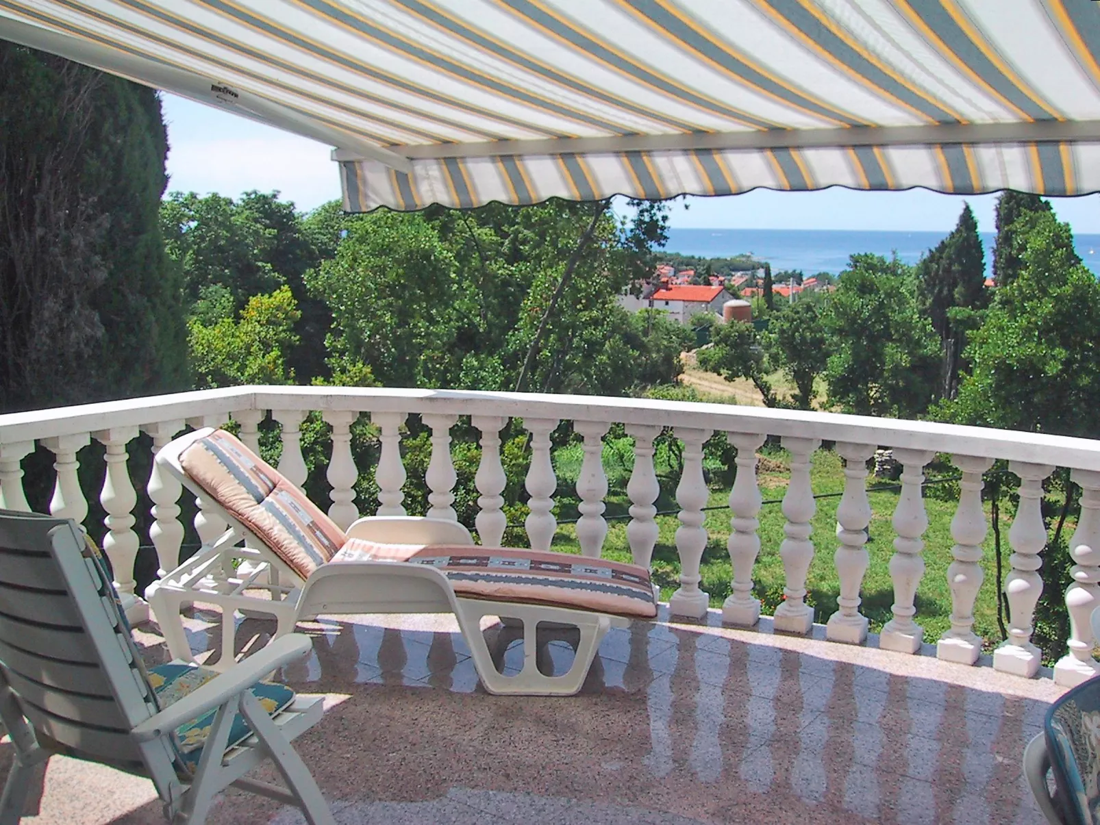 Villa Maran-Outside