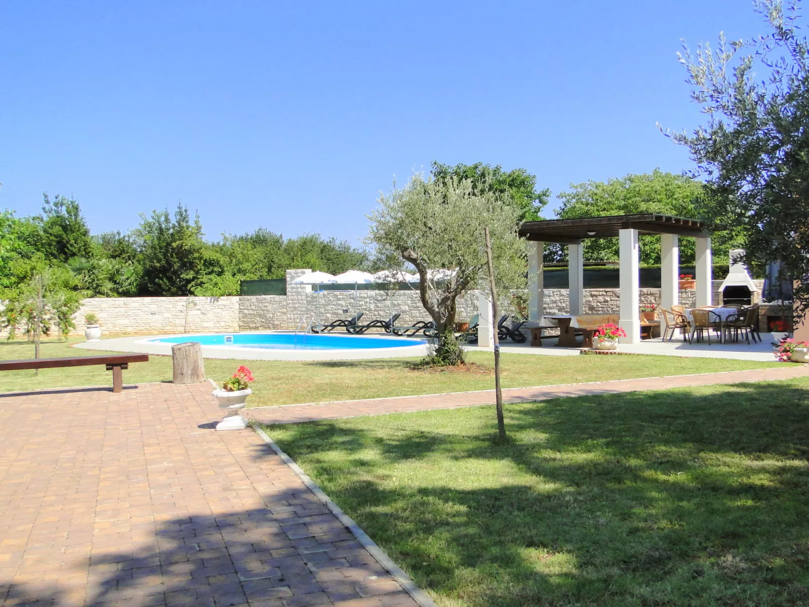 Villa Maran-Outside