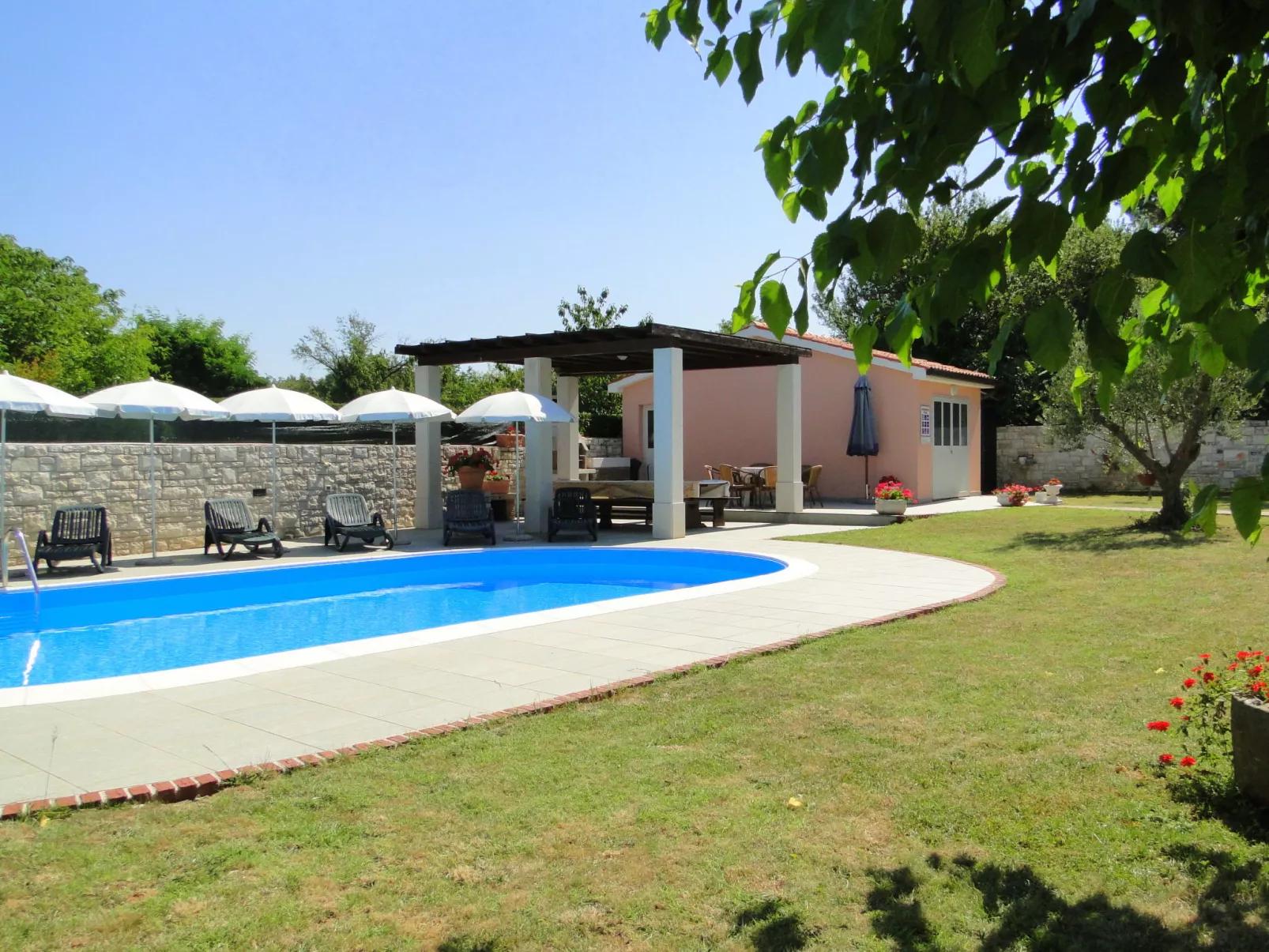 Villa Maran-Outside