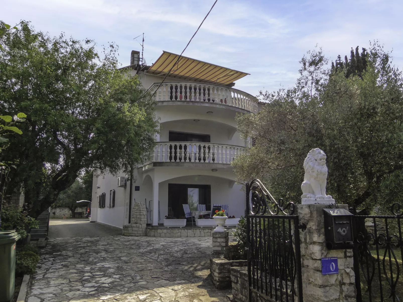 Villa Maran-Outside