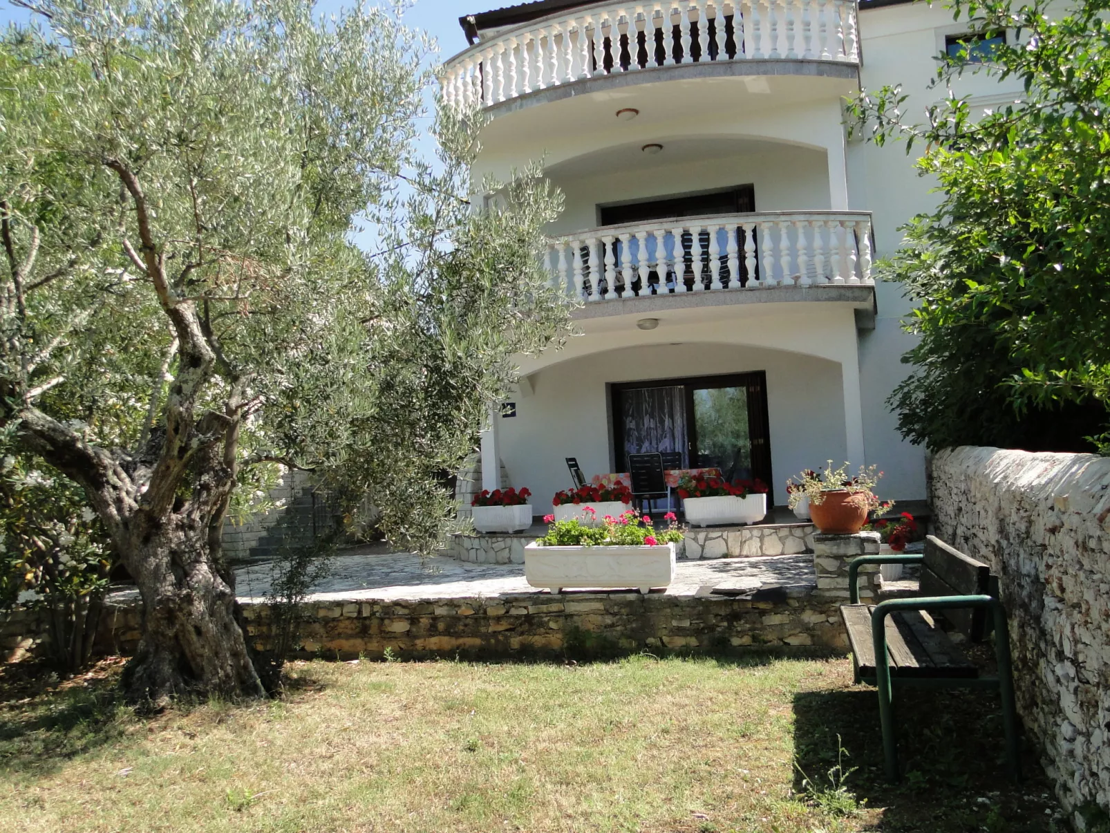 Villa Maran-Outside