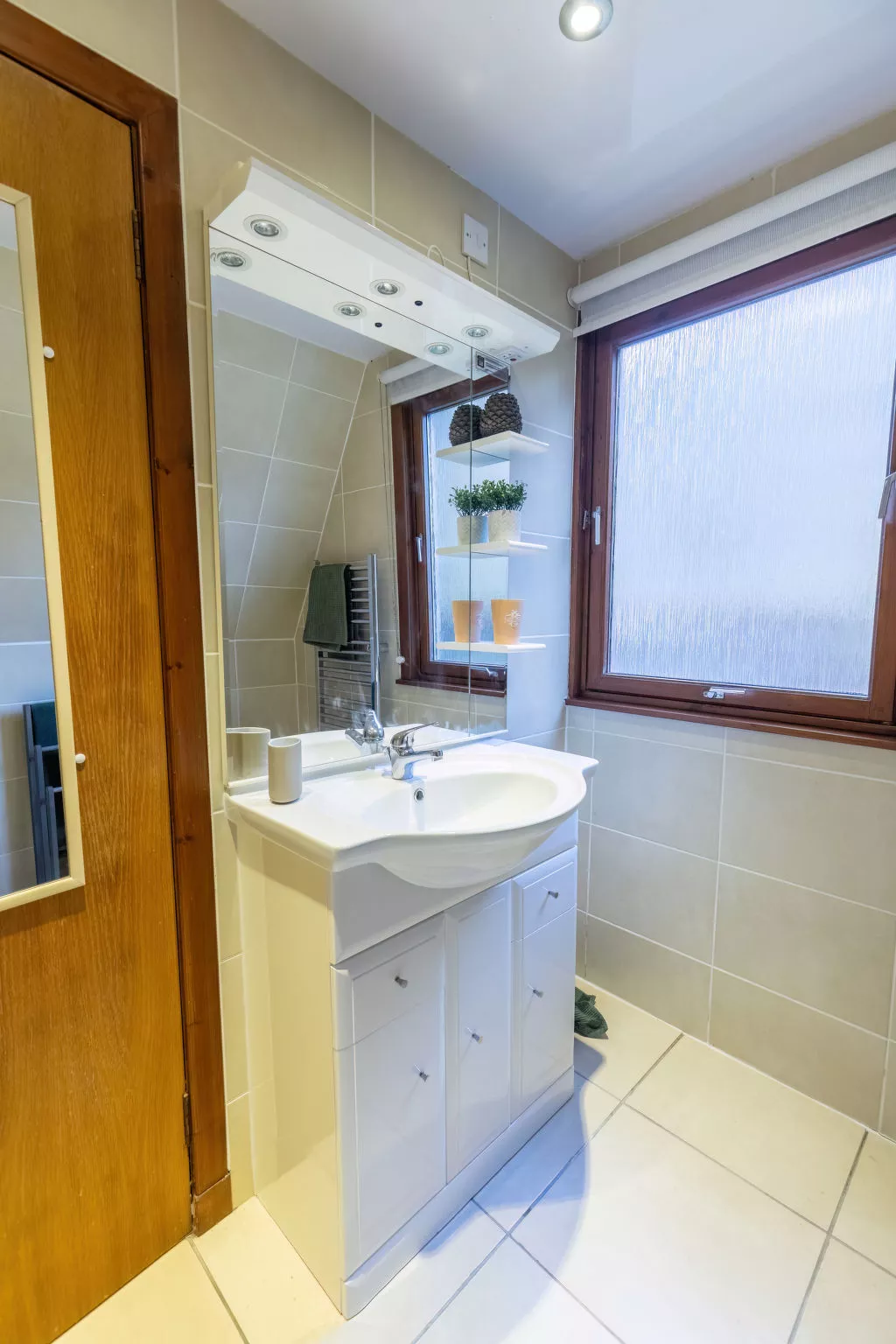 Caledonia Lodge-Inside