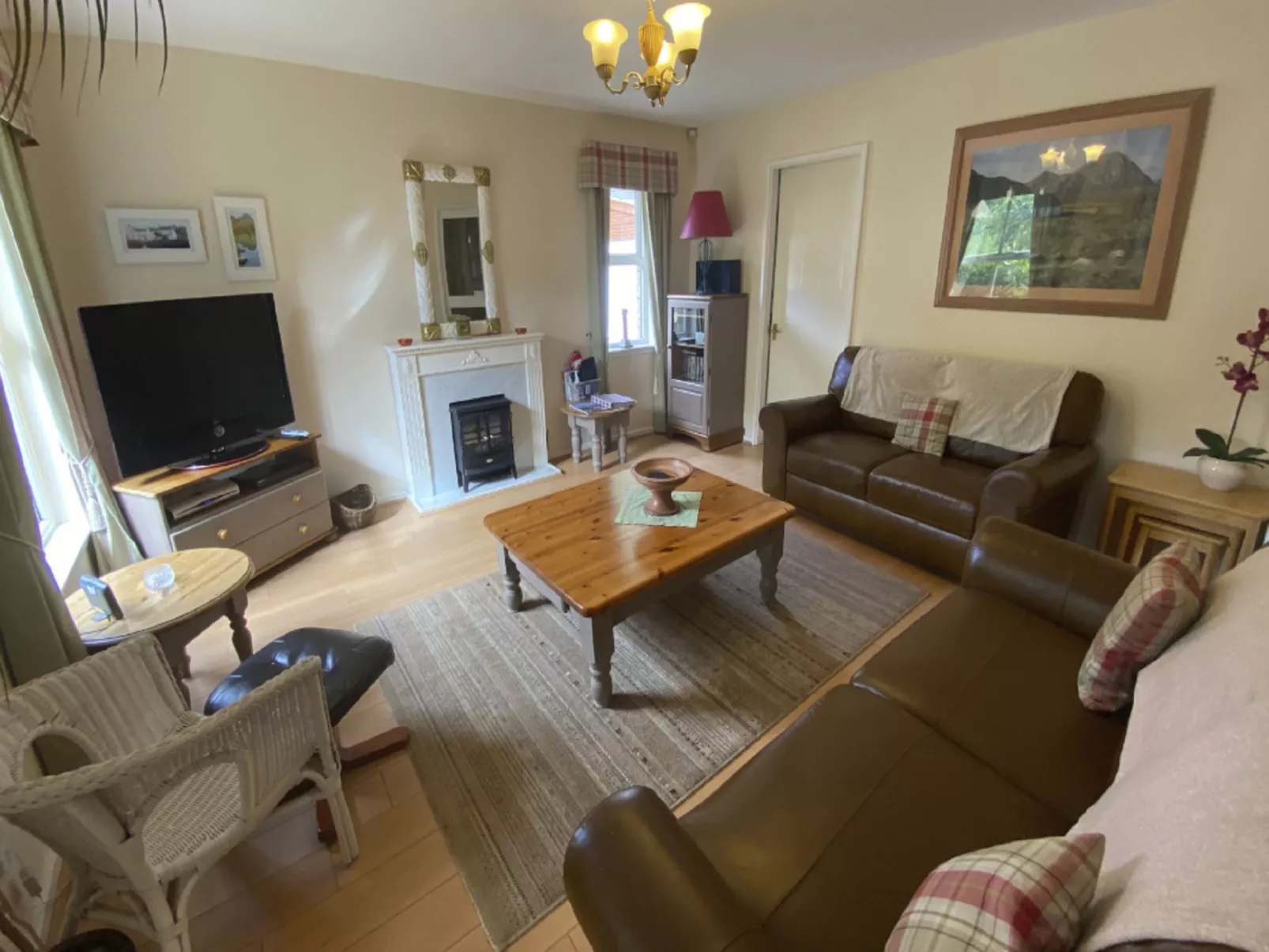 Falcon Lodge-Inside