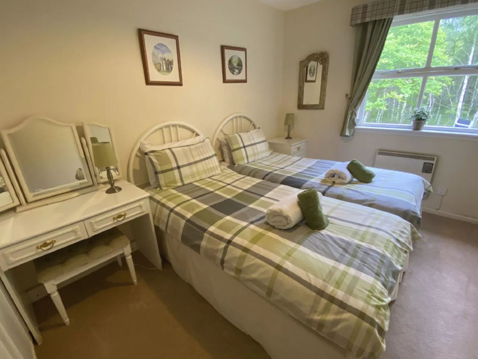 Falcon Lodge-Inside