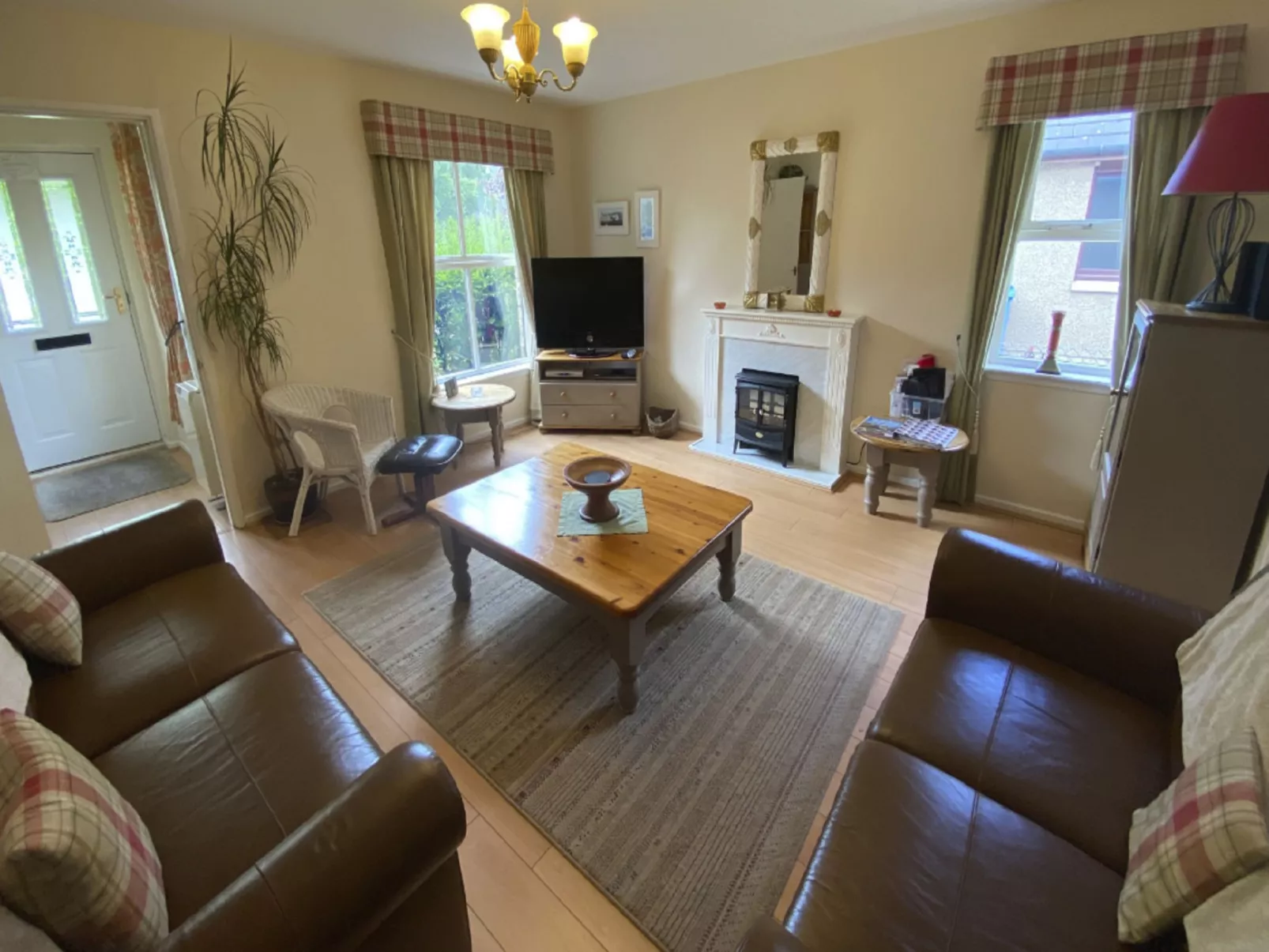 Falcon Lodge-Inside