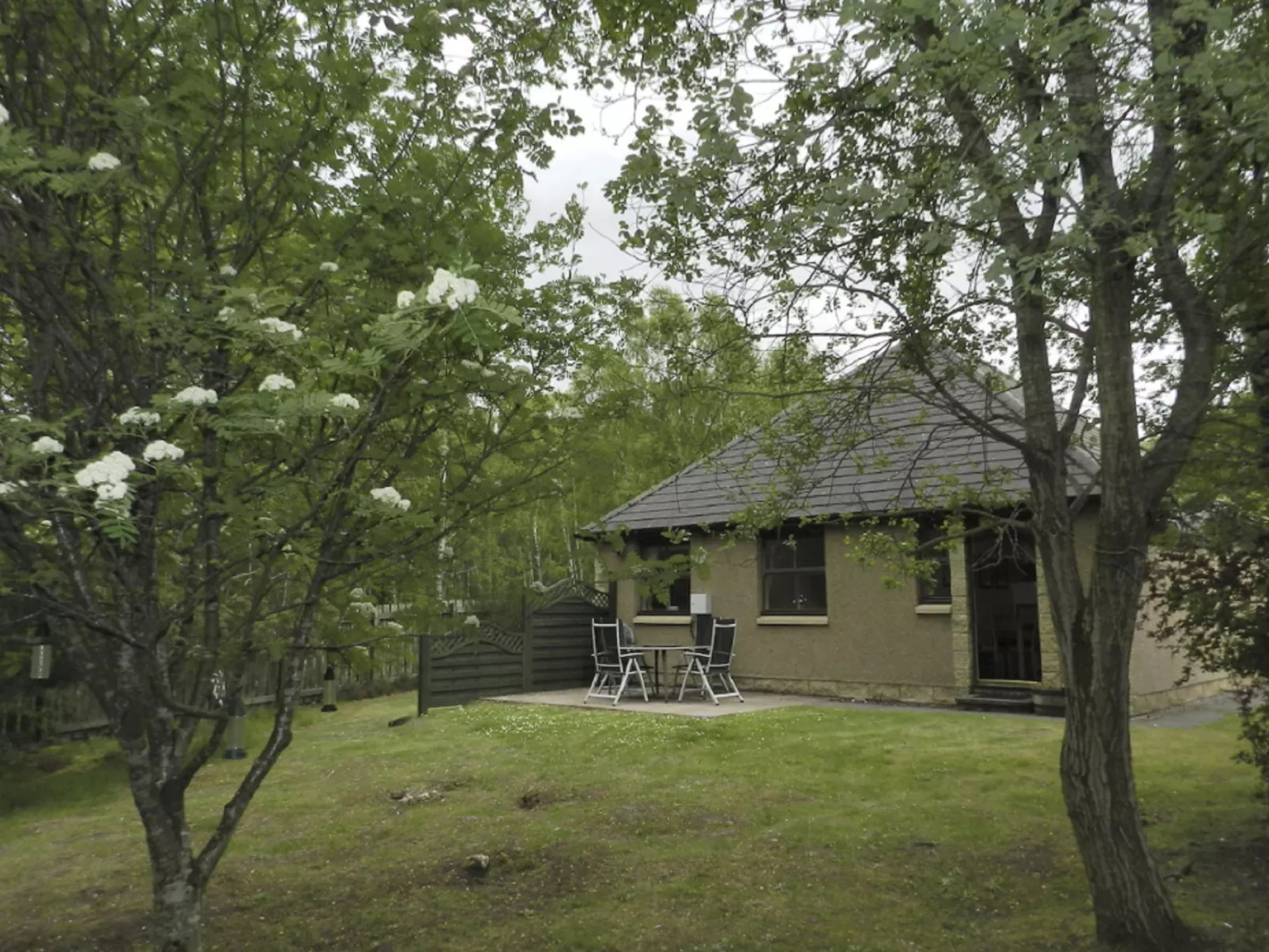 Falcon Lodge-Outside