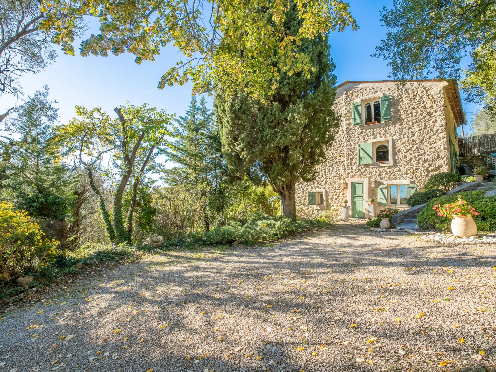 Le Clermont-Outside