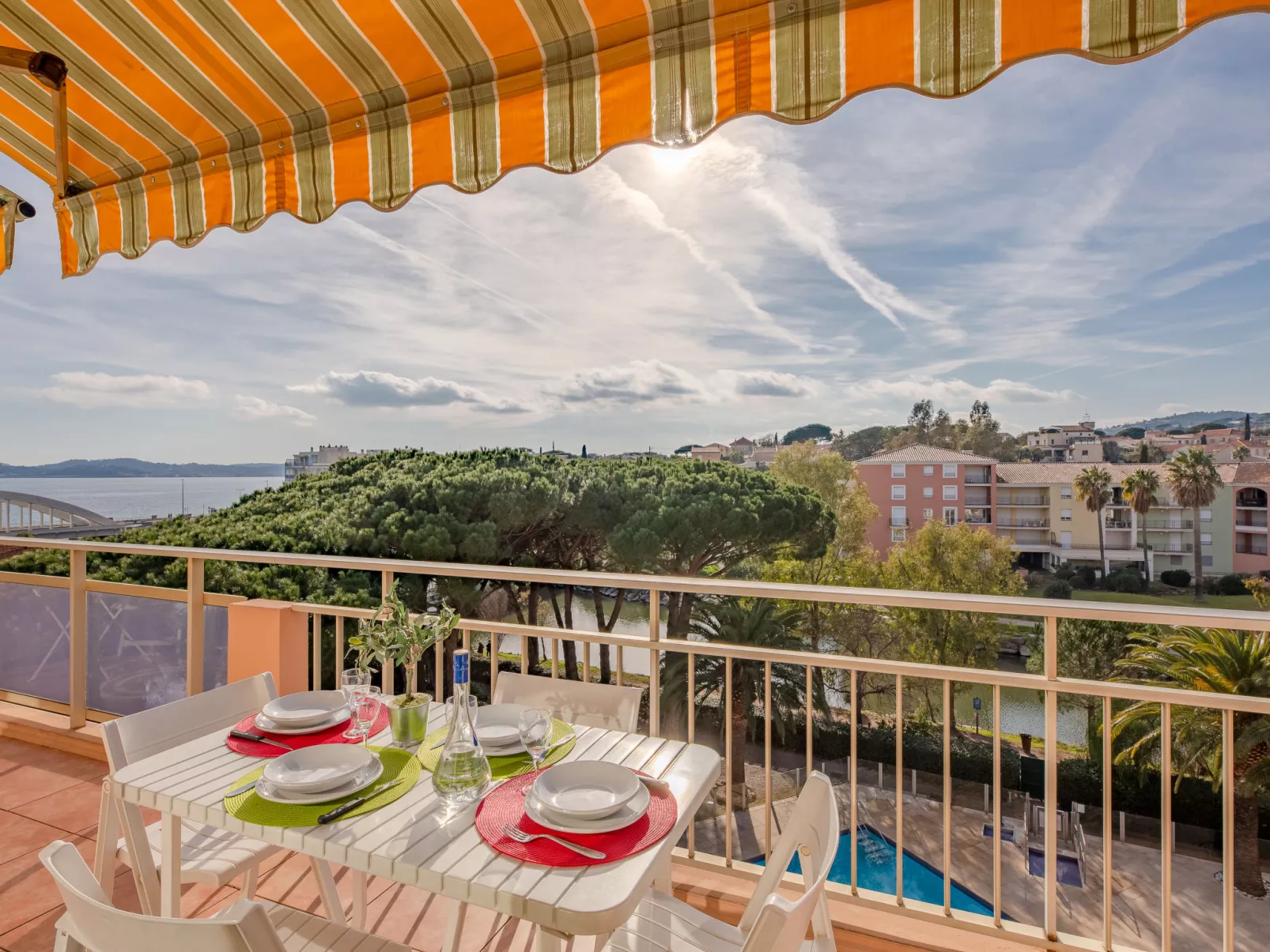Le Riviera-Outside